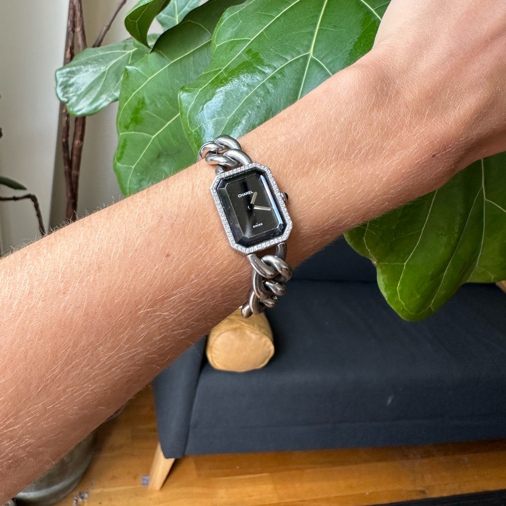 I’m selling vintage Chanel watch 1998 it’s comes with everything